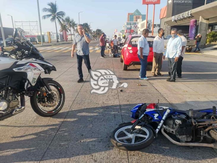 Joven motociclista resulta lesionado tras ser impactado en Boca del Río