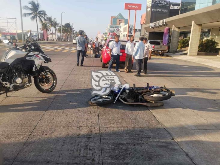 Joven motociclista resulta lesionado tras ser impactado en Boca del Río