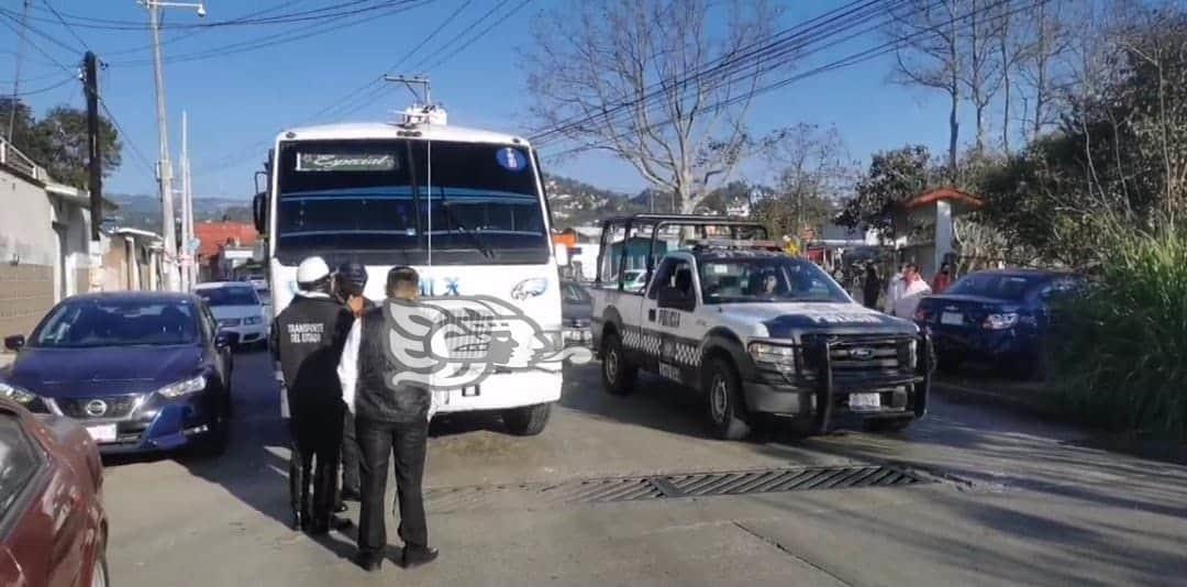 Chocan auto y camión de pasajeros en barrio San Bruno de Xalapa; hay un lesionado