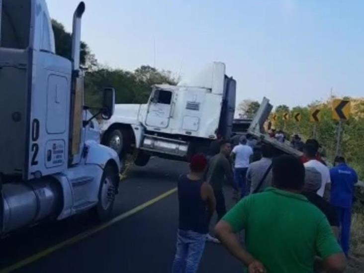 Se sale tráiler y queda con la cola de fuera  