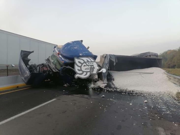 Vuelca tractocamión sobre la autopista Veracruz-Córdoba