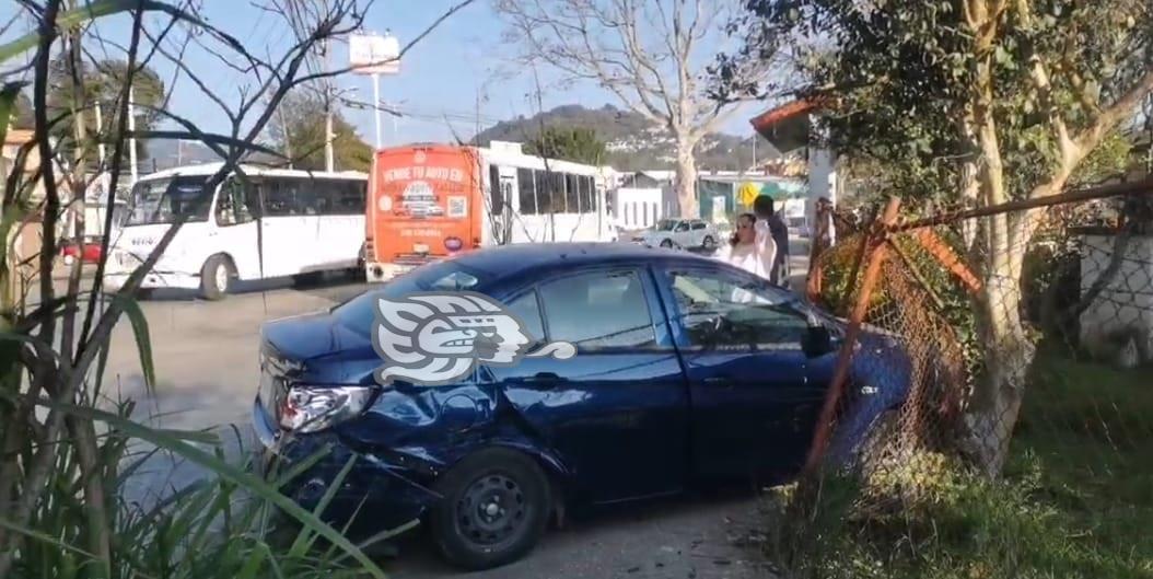 Chocan auto y camión de pasajeros en barrio San Bruno de Xalapa; hay un lesionado