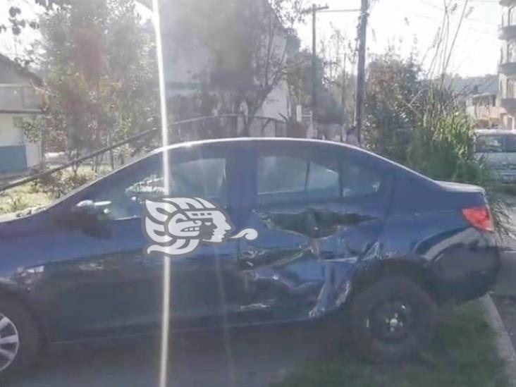 Chocan auto y camión de pasajeros en barrio San Bruno de Xalapa; hay un lesionado