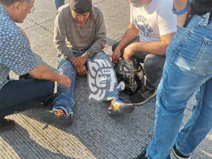 Joven motociclista resulta lesionado tras ser impactado en Boca del Río