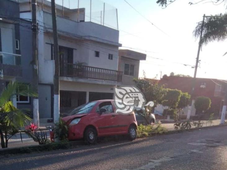 Conductor pierde el control de su vehículo y choca contra palmera en Fortín