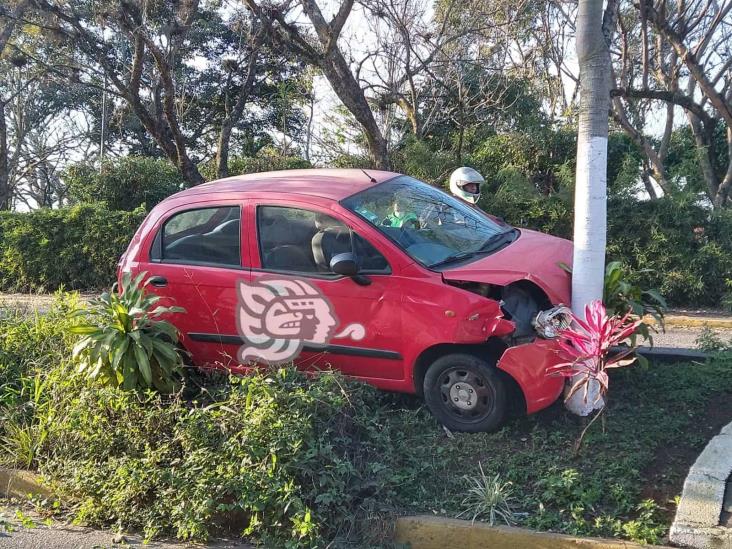 Conductor pierde el control de su vehículo y choca contra palmera en Fortín