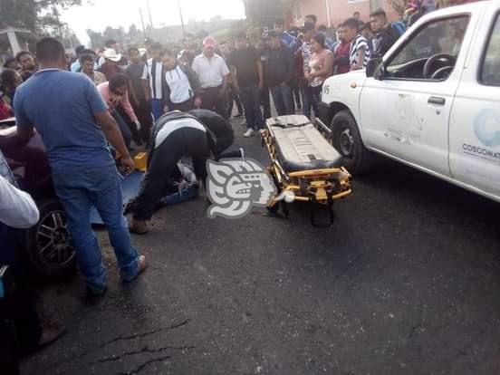 Choque frontal entre camioneta y auto compacto  