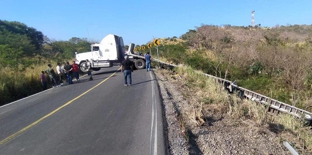 Se sale tráiler y queda con la cola de fuera  