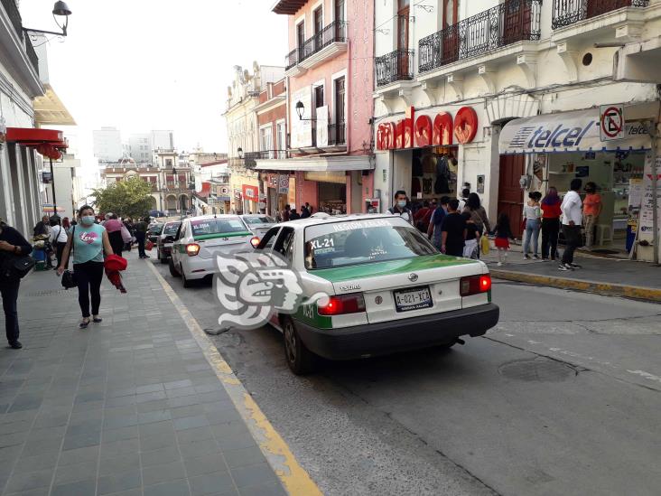 Taxistas de Xalapa piden multas para quien no use cubrebocas en el transporte público