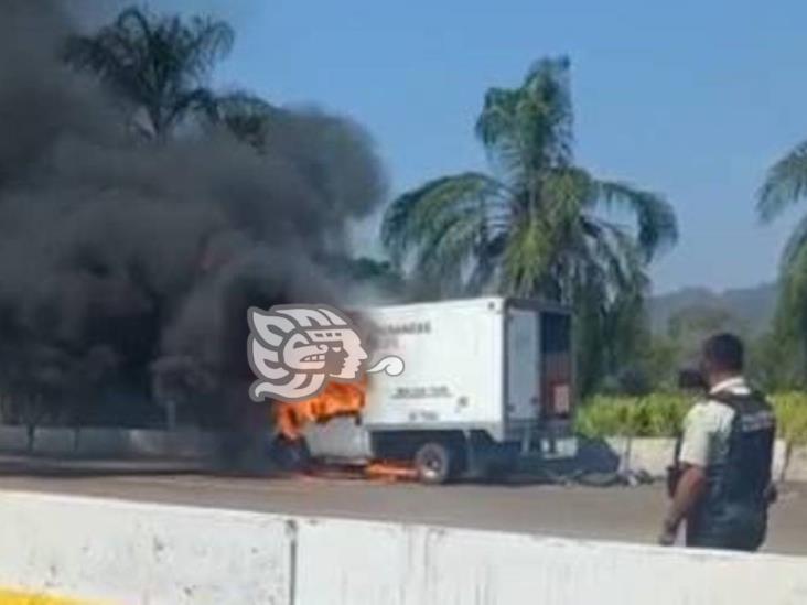 Se incendia camioneta en la autopista Córdoba-Veracruz