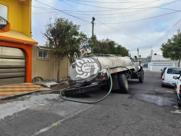 ¡Se la tragó la tierra! Pipa cae en socavón en Veracruz