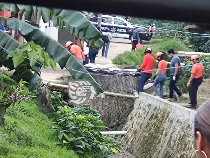 Muere hombre tras caer de cabeza en arroyo Papas de la colonia Veracruz, en Xalapa