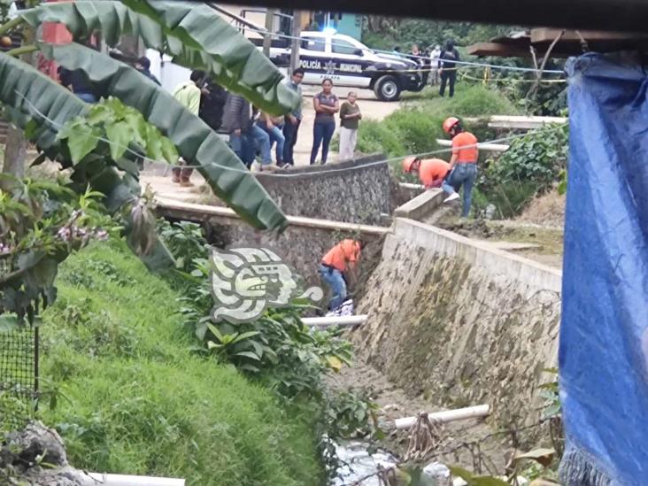 Muere hombre tras caer de cabeza en arroyo Papas de la colonia Veracruz, en Xalapa