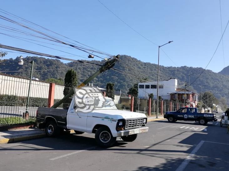 Camioneta sufre falla mecánica y derriba poste de telefonía en Orizaba