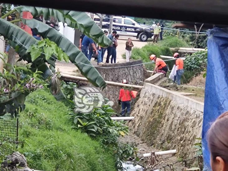 Muere hombre tras caer de cabeza en arroyo Papas de la colonia Veracruz, en Xalapa