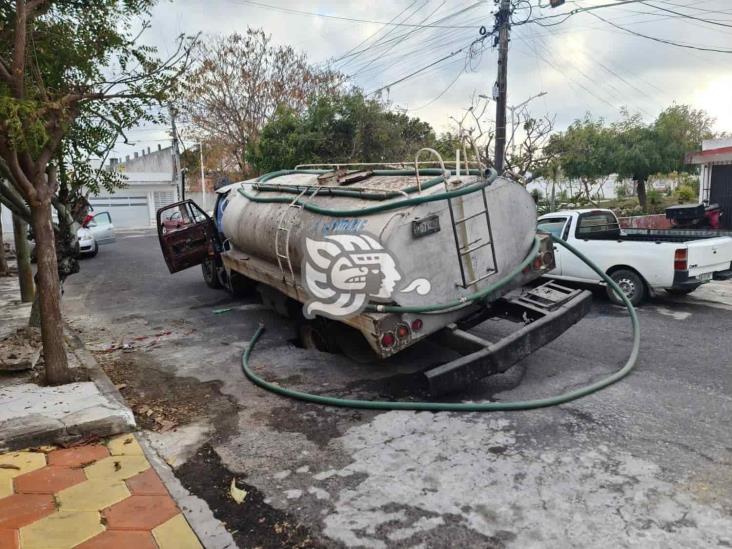 ¡Se la tragó la tierra! Pipa cae en socavón en Veracruz