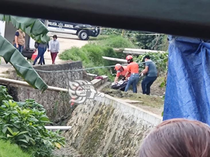 Muere hombre tras caer de cabeza en arroyo Papas de la colonia Veracruz, en Xalapa