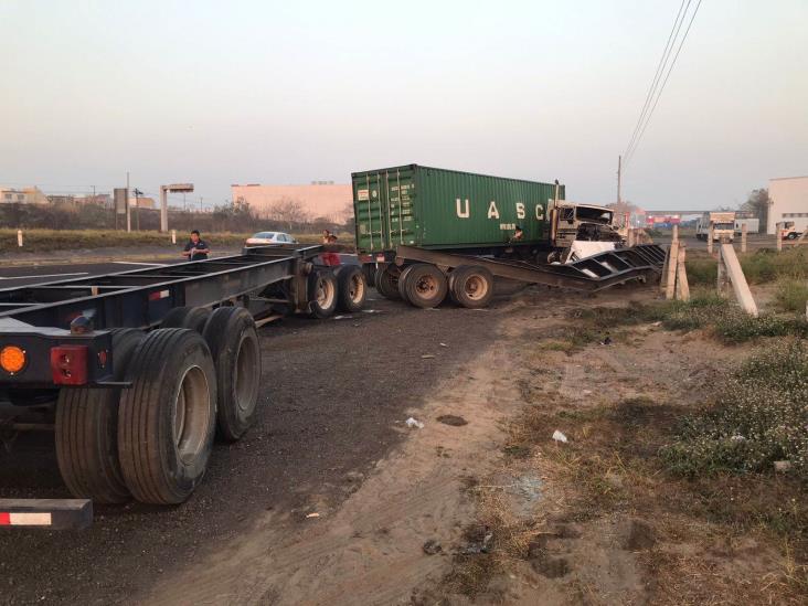 Tractocamión choca con contenedores en autopista Veracruz - La Antigua