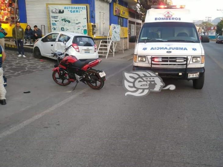 Motociclista resulta lesionado al chocar contra un auto en Coatepec