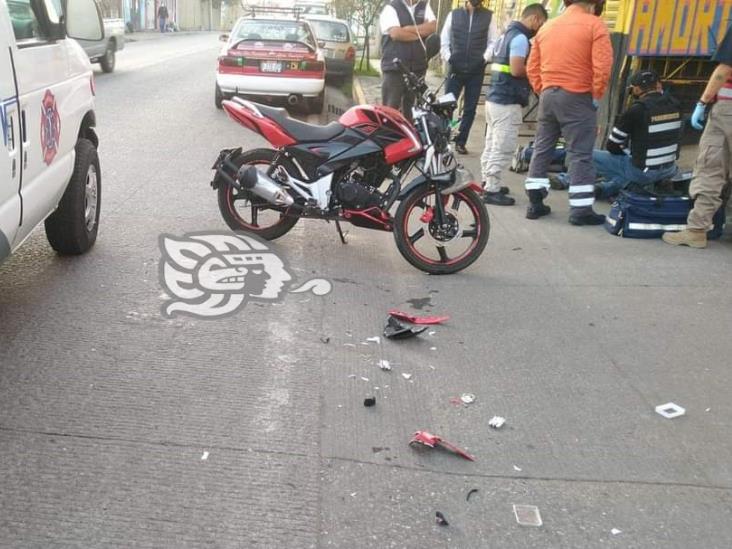 Motociclista resulta lesionado al chocar contra un auto en Coatepec