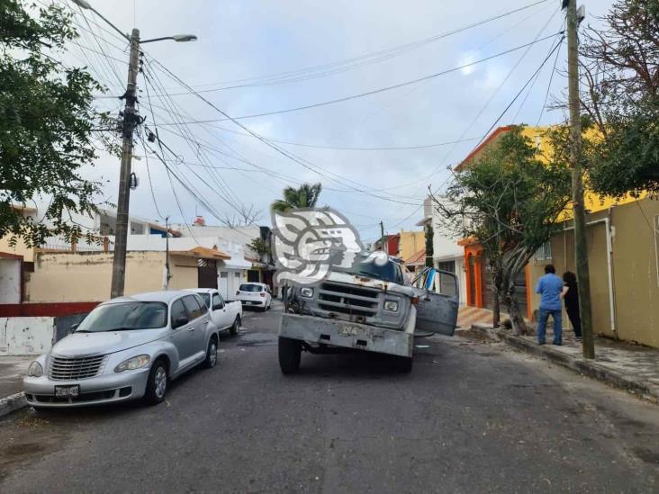 ¡Se la tragó la tierra! Pipa cae en socavón en Veracruz