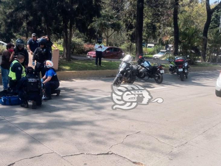 Motociclista es embestido por camioneta en la avenida Lázaro Cárdenas, de Xalapa