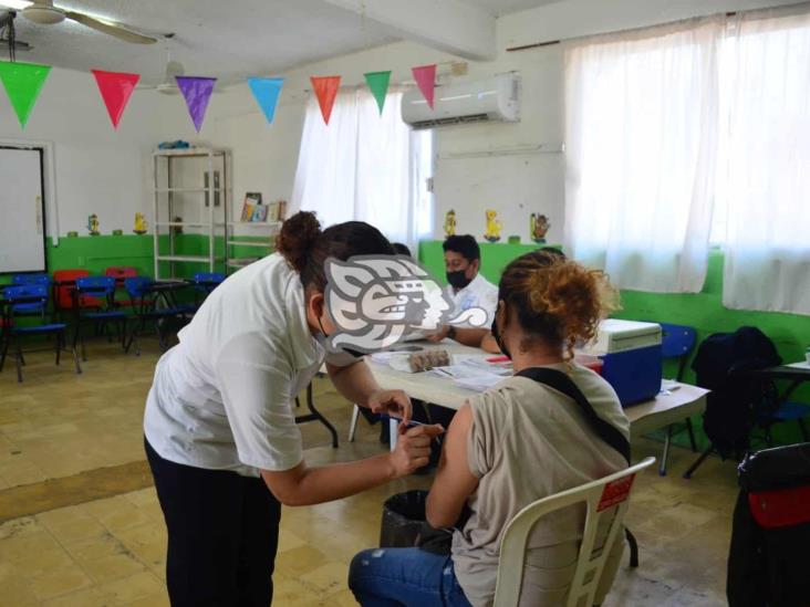 Relajada afluencia en aplicación de refuerzo a treintañeros en Medellín