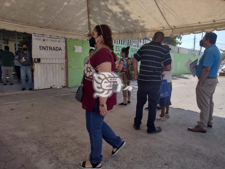 Relajada afluencia en aplicación de refuerzo a treintañeros en Medellín