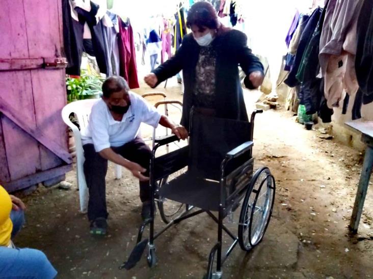 Entregan sillas de ruedas a personas de escasos recursos