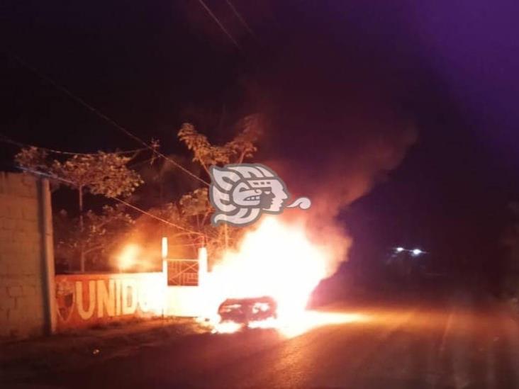 Se incendia auto en tramo carretero Cuichapa-Tlacuilolapan