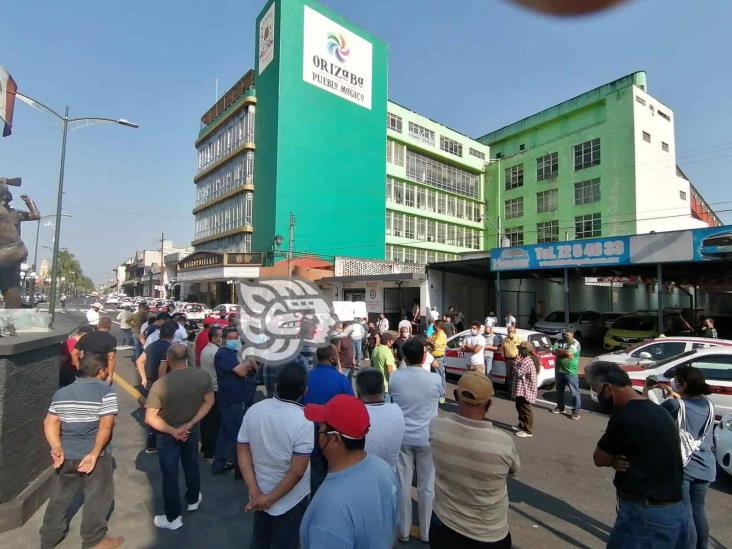 Ante presunta llegada de autobús ‘Gallo’, protestan taxistas en Orizaba