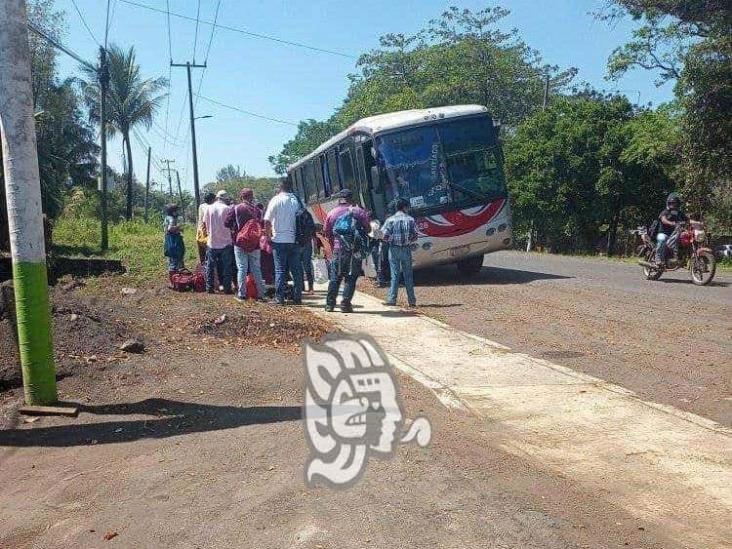 Se le reventó neumático a camión de pasajeros