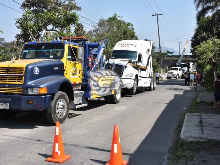 Semirremolque se parte bajo un puente de la Puebla-Córdoba