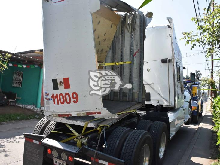 Semirremolque se parte bajo un puente de la Puebla-Córdoba