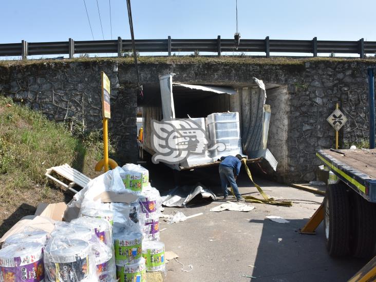 Semirremolque se parte bajo un puente de la Puebla-Córdoba