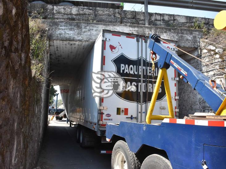 Semirremolque se parte bajo un puente de la Puebla-Córdoba