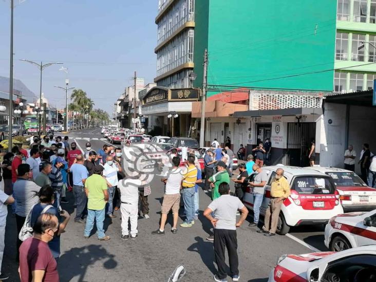 Ante presunta llegada de autobús ‘Gallo’, protestan taxistas en Orizaba