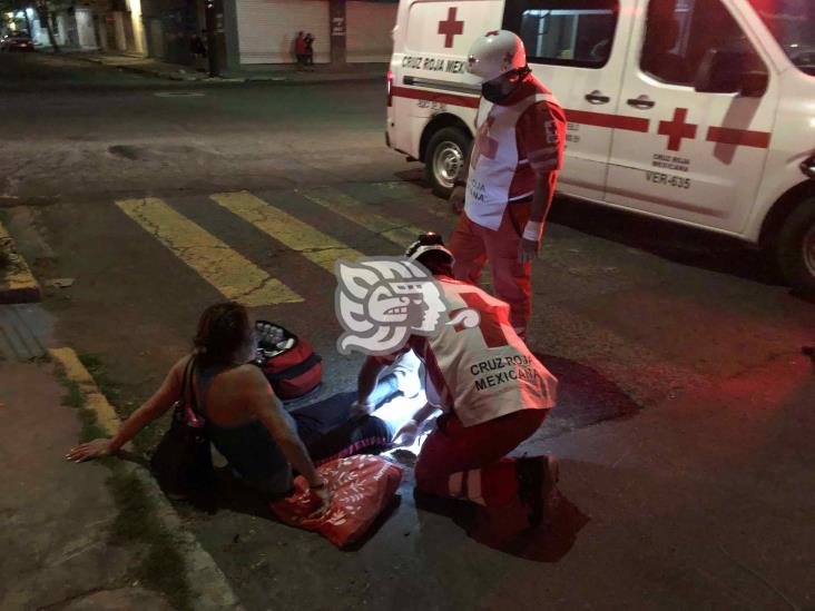 ¡Solo el susto! Atropellan a mujer en calles de Veracruz