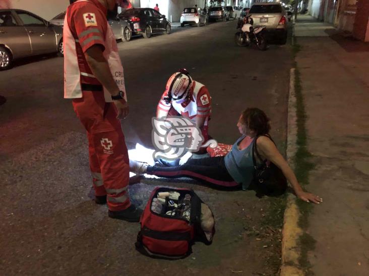 ¡Solo el susto! Atropellan a mujer en calles de Veracruz