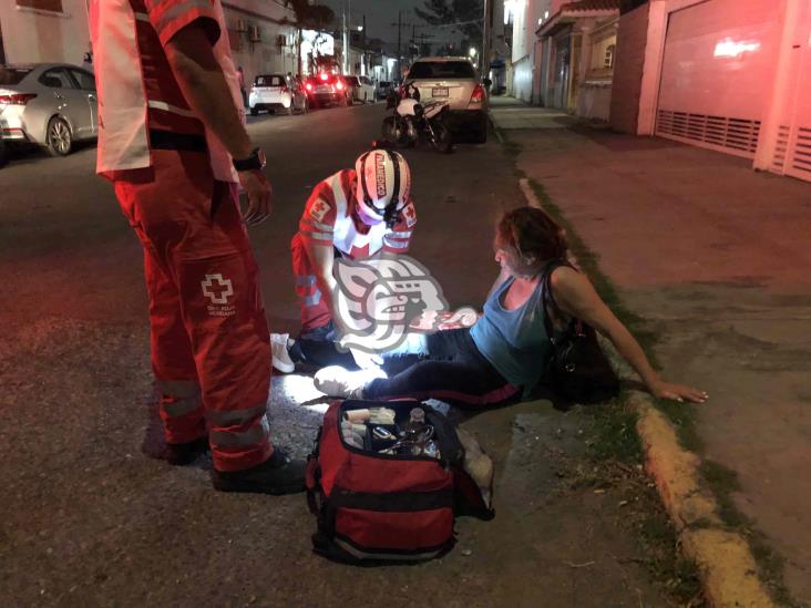 ¡Solo el susto! Atropellan a mujer en calles de Veracruz