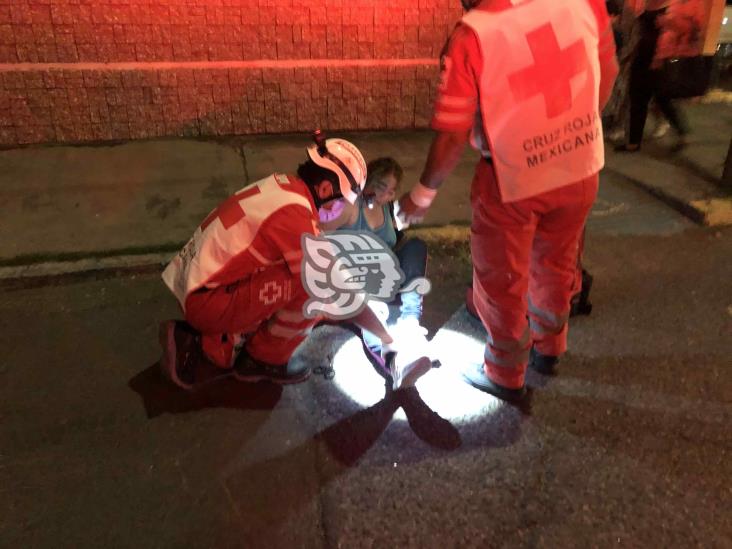 ¡Solo el susto! Atropellan a mujer en calles de Veracruz