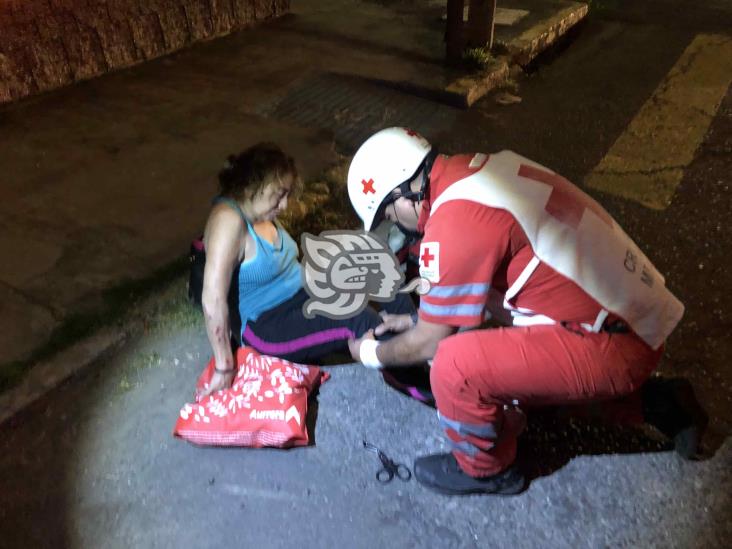 ¡Solo el susto! Atropellan a mujer en calles de Veracruz