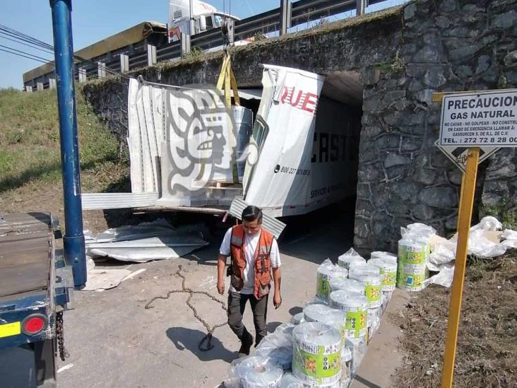 Semirremolque se parte bajo un puente de la Puebla-Córdoba