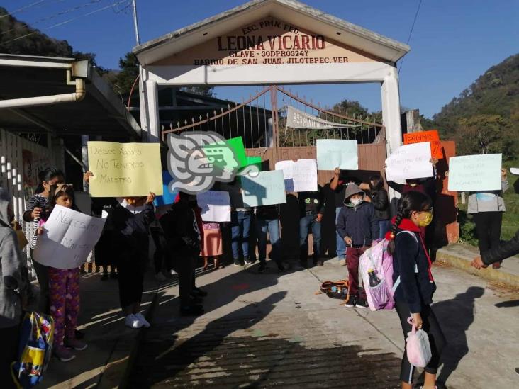 Sin maestro, les piden volver a clases presenciales en Jilotepec