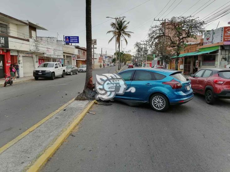 Joven protagoniza fuerte accidente tras venir a exceso de velocidad