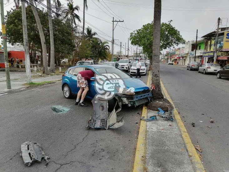 Joven protagoniza fuerte accidente tras venir a exceso de velocidad