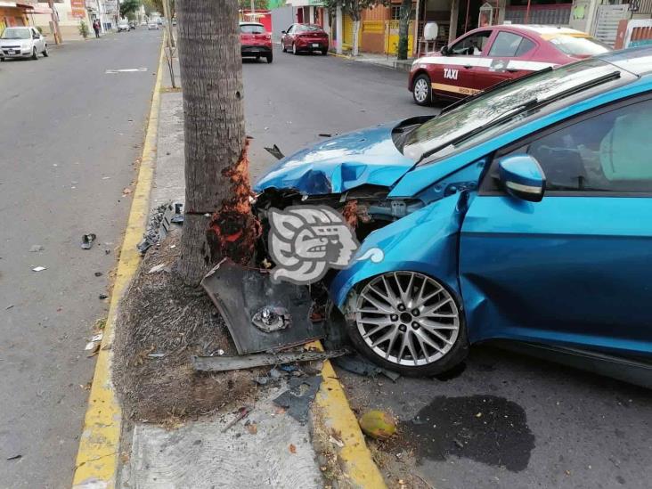 Joven protagoniza fuerte accidente tras venir a exceso de velocidad