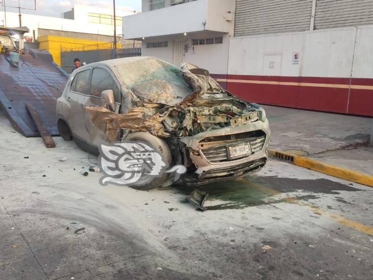 Camioneta vuelca y choca contra vehículo sobre el bulevar Córdoba-Fortín