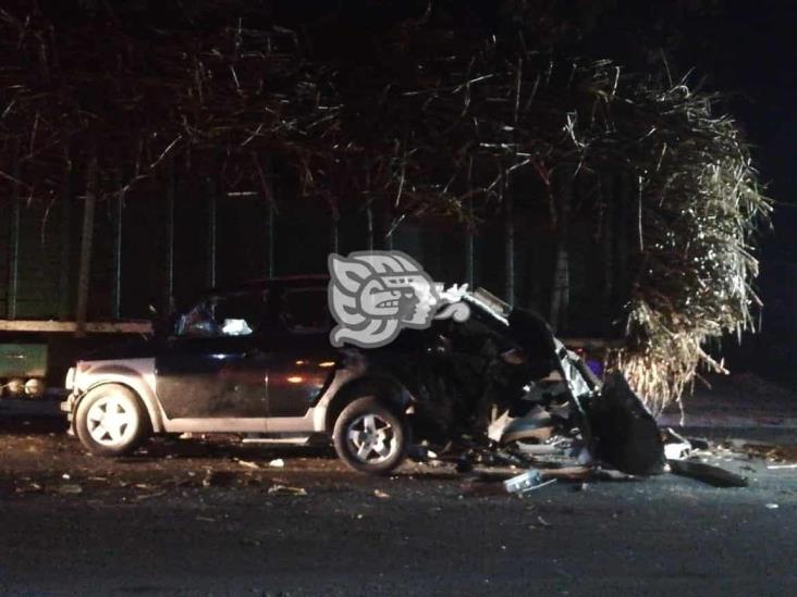 En Cuitláhuac, choca camioneta contra camión cañero