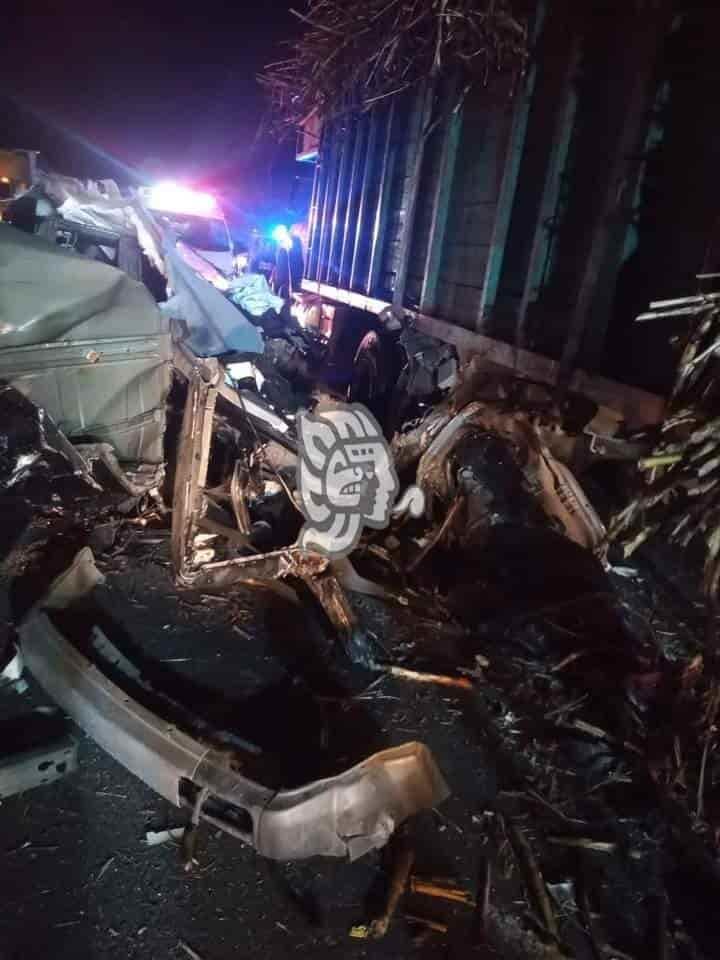 En Cuitláhuac, choca camioneta contra camión cañero